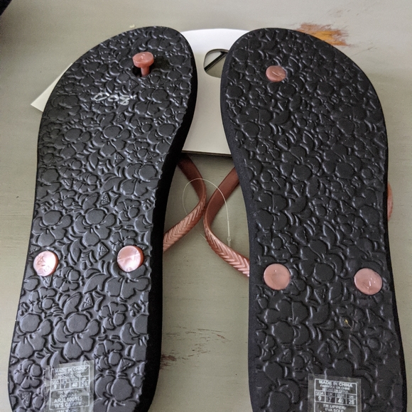 NWT, ROXY flip flops, size 9 - Picture 2 of 4